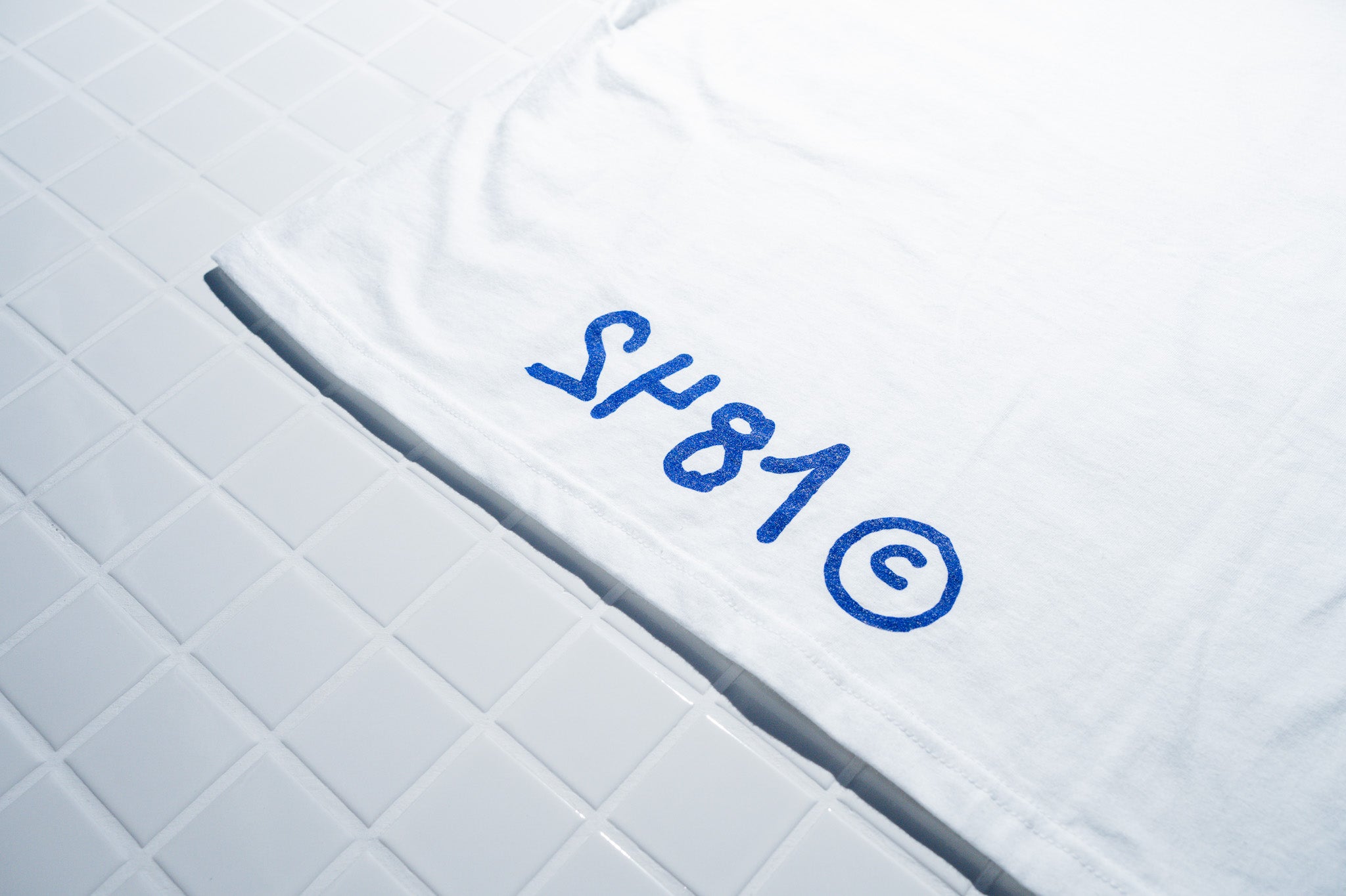 CLASSIC LOGO CROP TOP - LIGHT TEE - WHITE