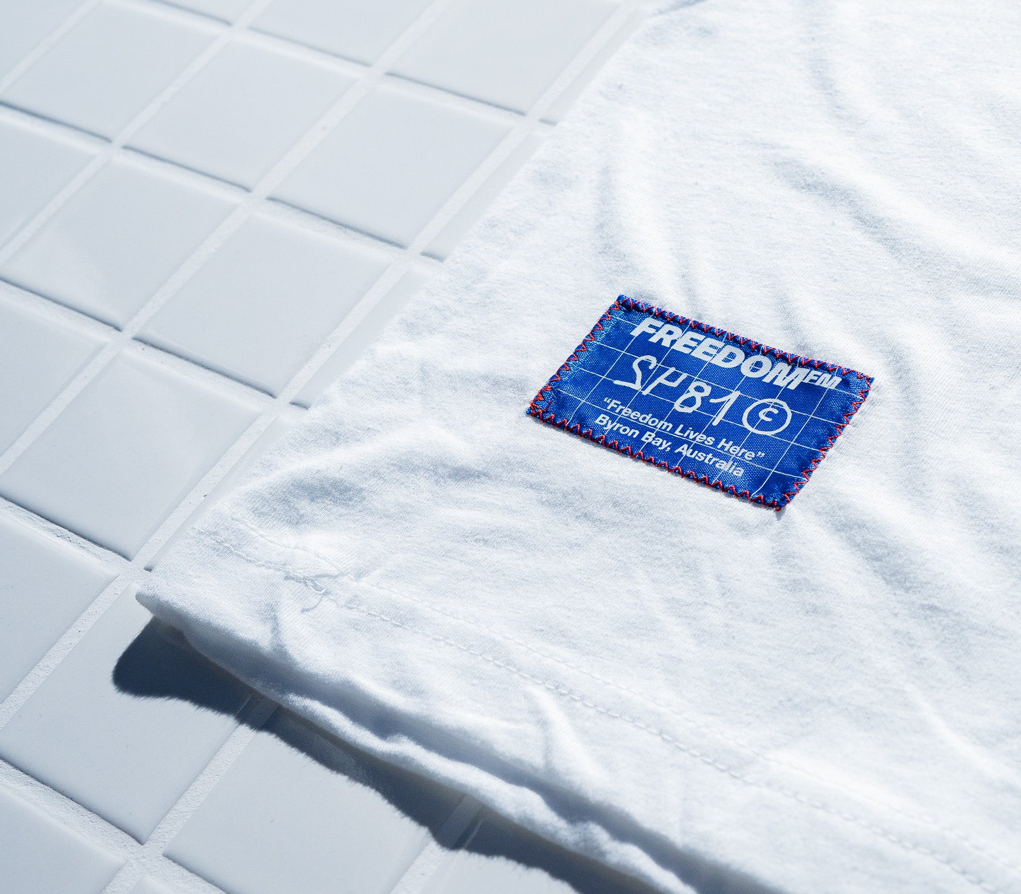 STAR LOGO LIGHT TEE - WHITE