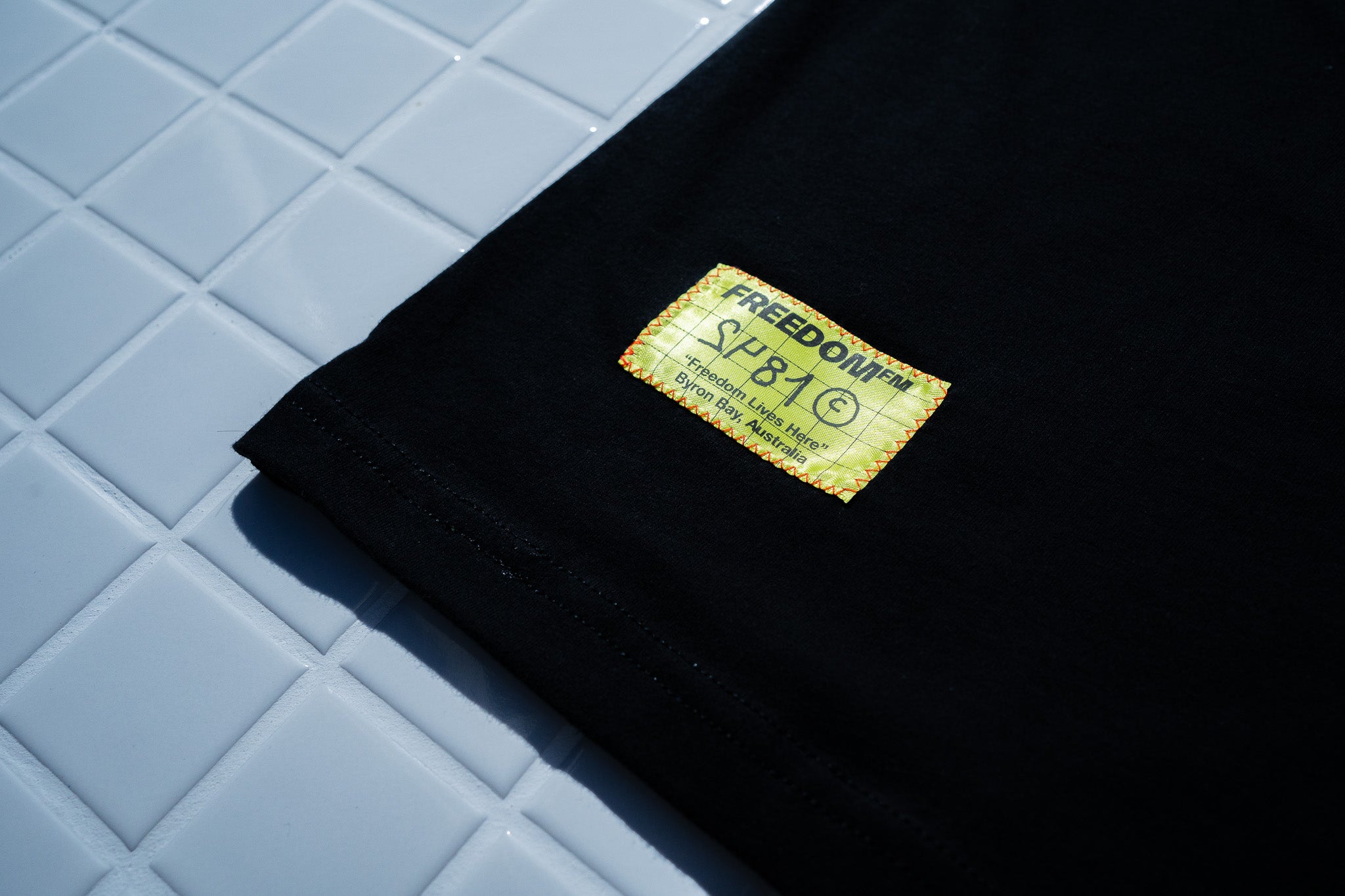 STAR LOGO LIGHT TEE - BLACK